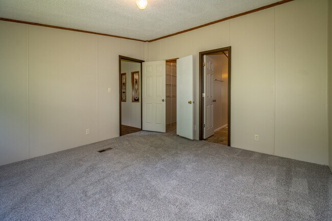Building Photo - 60 Brooklane Dr