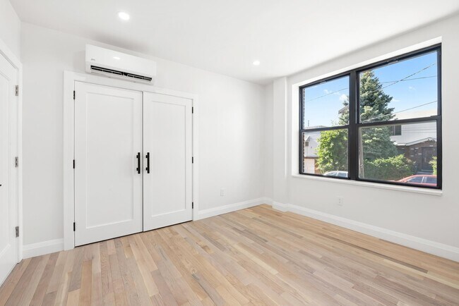 Building Photo - 346 Liberty Ave