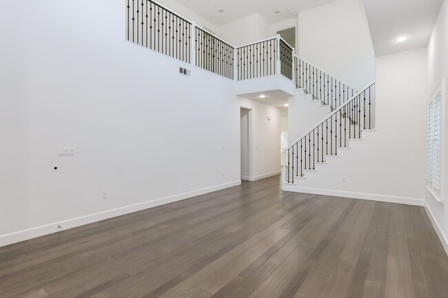 Building Photo - 4 Bed / 3 Bath San Bruno home in highly de...