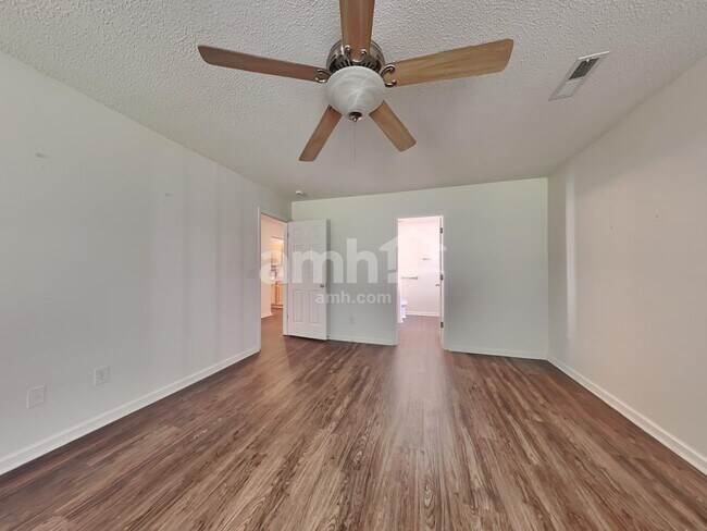 Building Photo - 4987 Harthill Ave