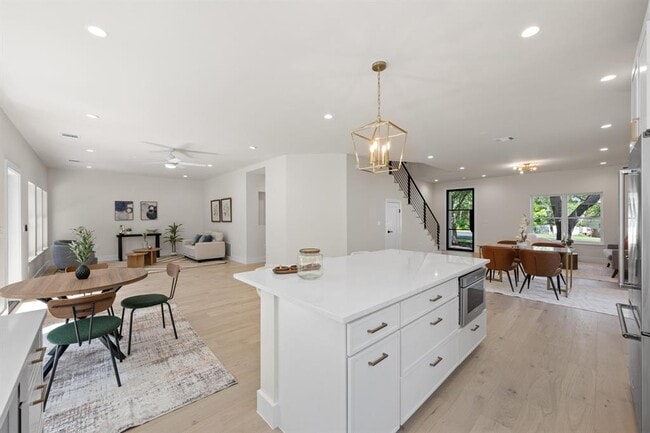 Building Photo - 13 Autumn Oaks Dr