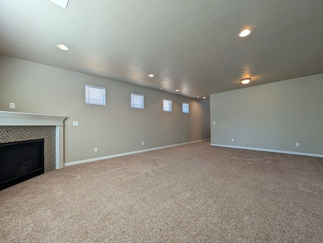 Building Photo - Beautiful 3-Bedroom, 2.5-Bath Home In the ...