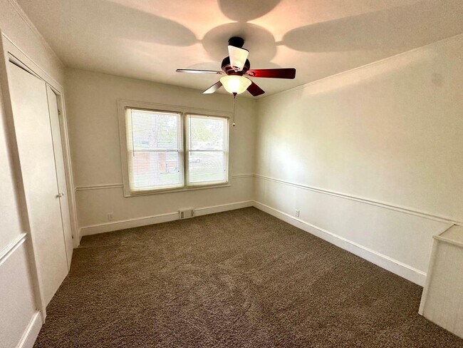 Building Photo - 1003 Robinhood Ln