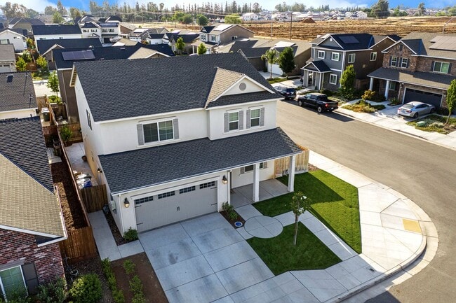 Building Photo - Clovis Eastside Home, 4BR/3.5BA, Built 201...