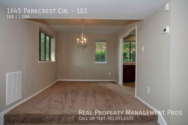 Building Photo - 1645 Parkcrest Cir