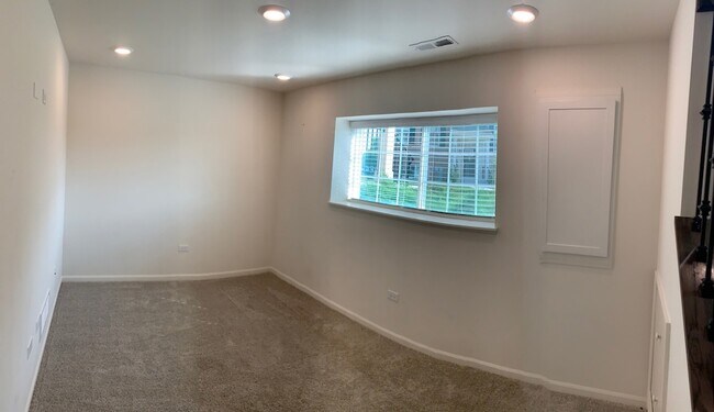 Building Photo - 285 Lakeshore Dr