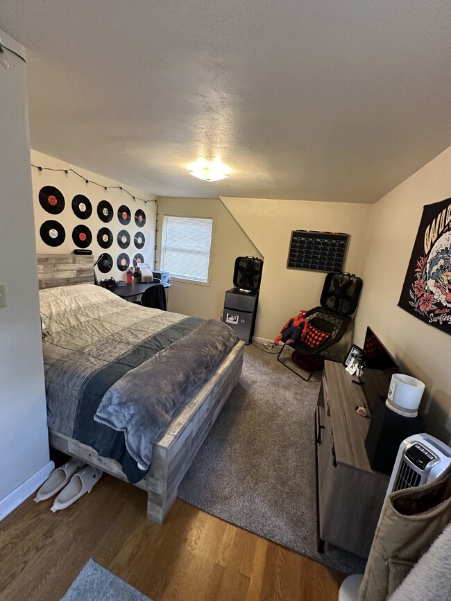 Building Photo - Exciting 3 Bed 1 & 1/2 Bath close to UWEC!