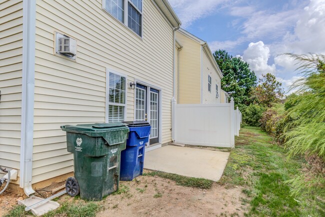 Building Photo - 3 Bedroom Townhouse in Wakefield with 1 Ca...