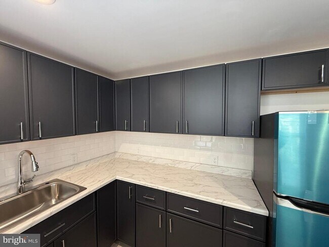 Building Photo - 4937 Walnut St