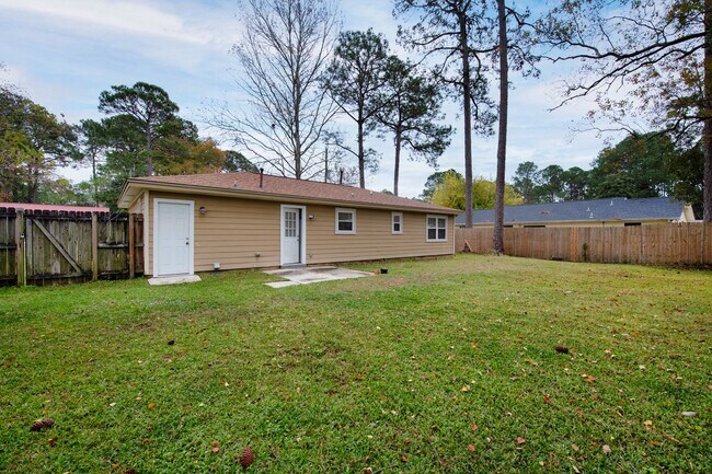 Building Photo - Charming 3 Bedroom Home in Pine Meadows – Prime Fort Walton Beach Location