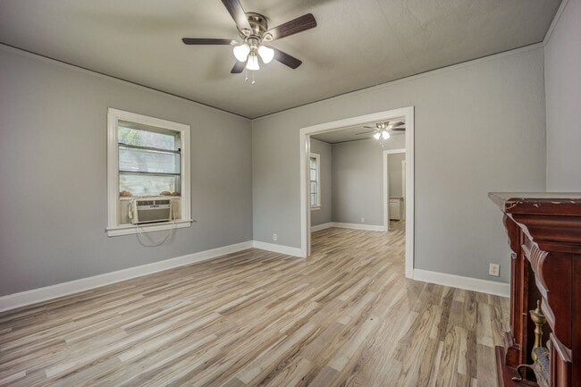 Building Photo - Freshly Updated 2 Bedroom House