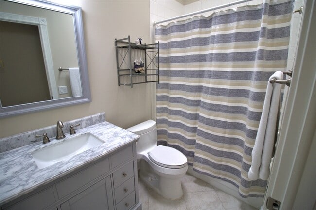 Guest Bathroom - 8702 Wakefield Dr