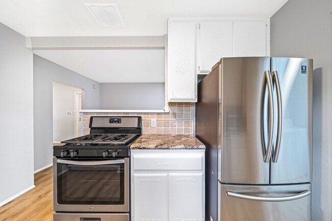 Building Photo - 4/Bed, 4/Bath Home with Parking, Washer/ Dryer and Spa, Close to Chapman University/ Orange Circle