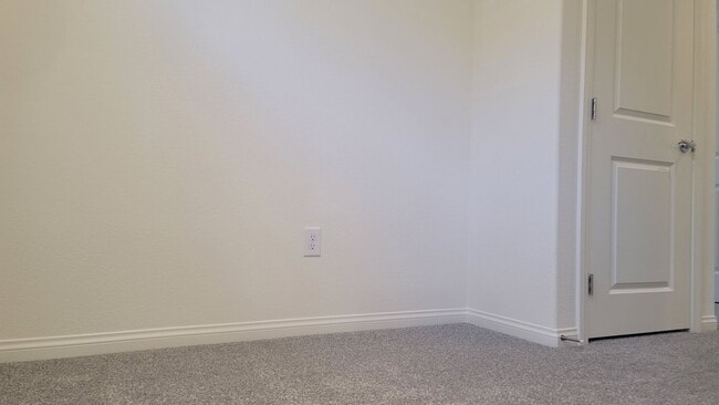 Building Photo - 5-Bed, 3-Bath Home in Spectrum Falls