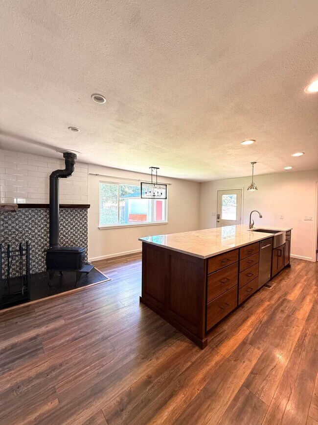 Building Photo - Beautiful 3 Bedroom, 2 Bathroom Rogue River Rental