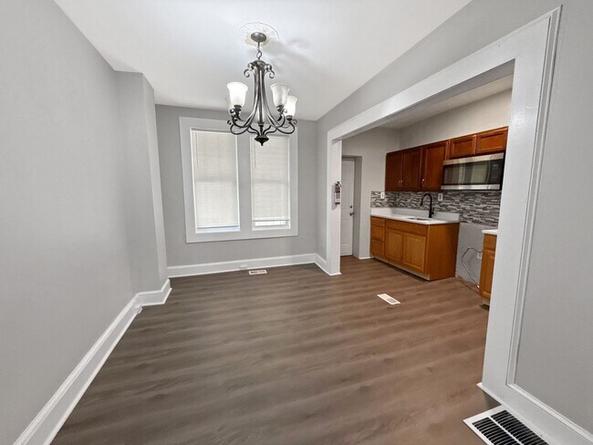 Building Photo - 3 Bedroom Home with Basement, Laundry Area & Bright Living Space