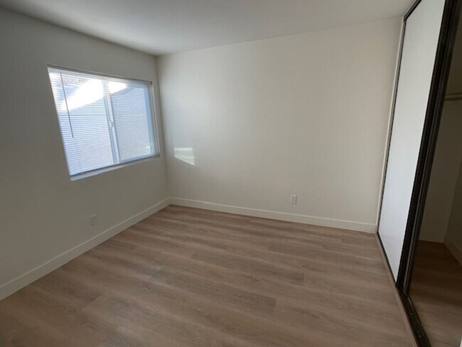 Building Photo - Thousand Oaks Totally Remodeled 3 Bed 2 Full Bath