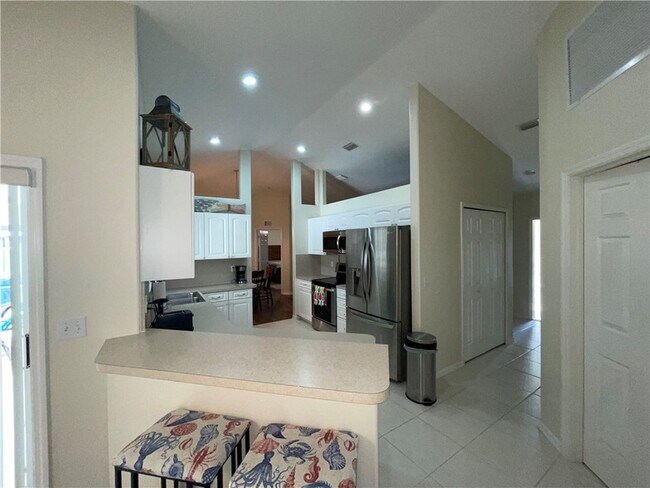 Building Photo - 962 Montrose Ave