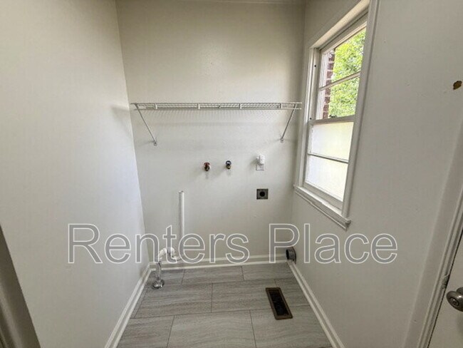 Building Photo - 2215 S Winston Ave