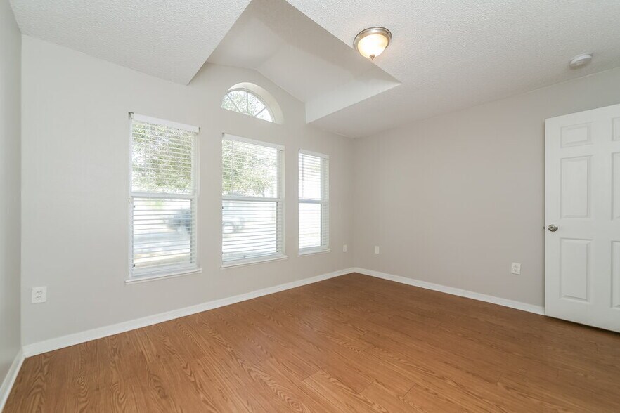 Building Photo - 3235 Hunters Chase Loop