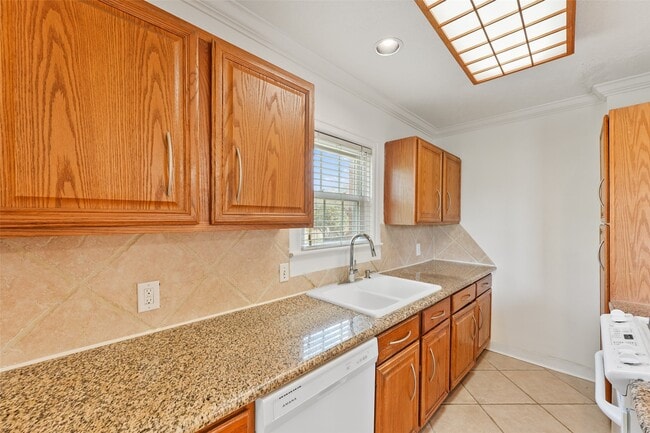 Building Photo - 1637 Castle Ct