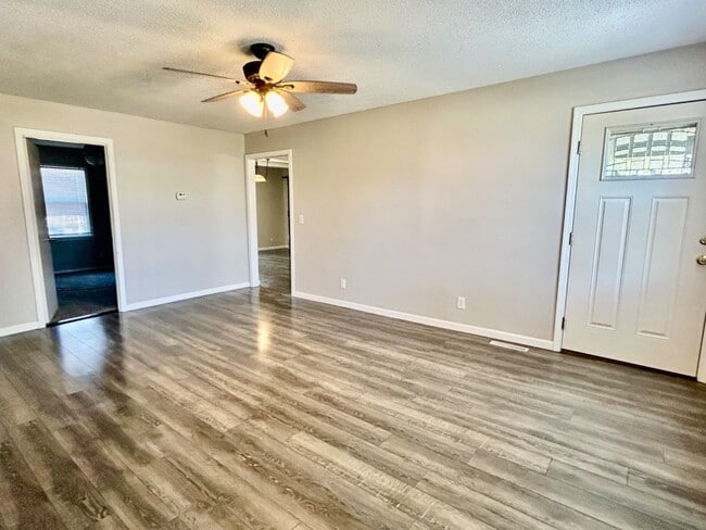 Building Photo - 825 David Ln