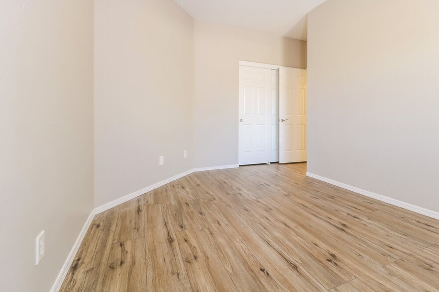 Building Photo - 25571 W St James Ave