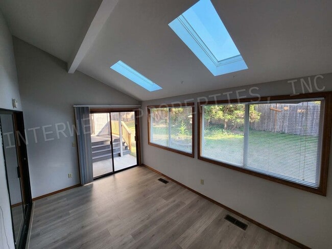 Building Photo - 3 bd 2ba Ranch Style Home with Deck, Fence...