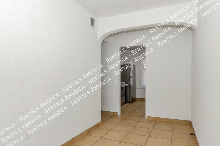 Building Photo - 1119 E Silver St