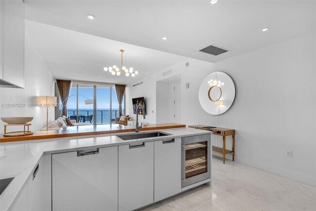 Building Photo - 15701 Collins Ave