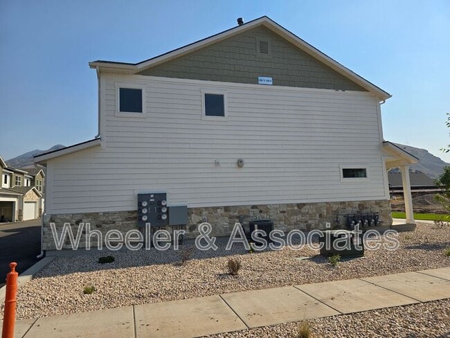 Building Photo - 188 N 300 E St