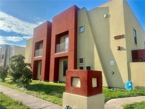Building Photo - 15 W Daffodil Ave
