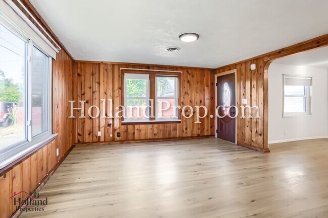 Building Photo - Welcome Home to Your Perfect Hillsboro Retreat!