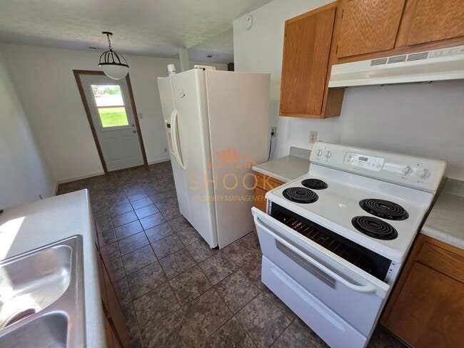 Building Photo - 3BR/2BA in East Side Lexington Farms!