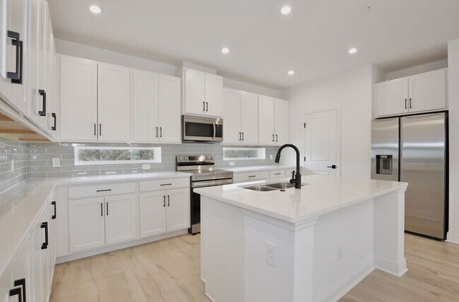 Building Photo - Stunning 2/2 Modern Townhome with a Bonus ...