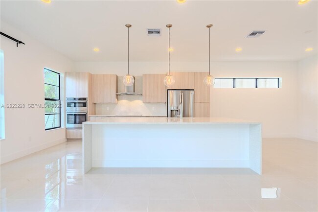 Building Photo - 1427 SW 23rd St