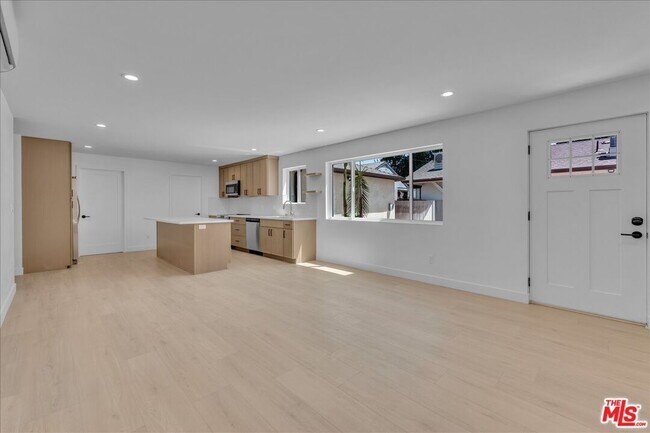 Building Photo - 6913 Encino Ave