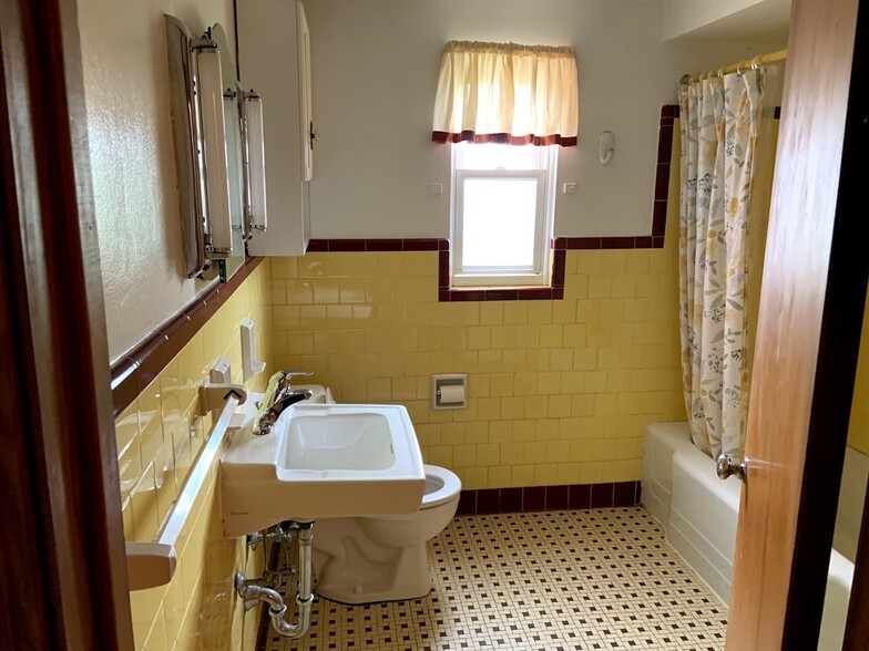 Full Bathroom - 229 Halket Pl