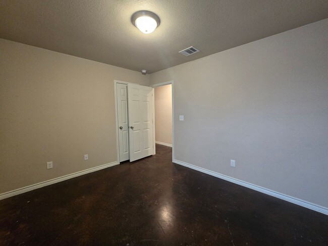 Building Photo - 905 Rosewood Dr