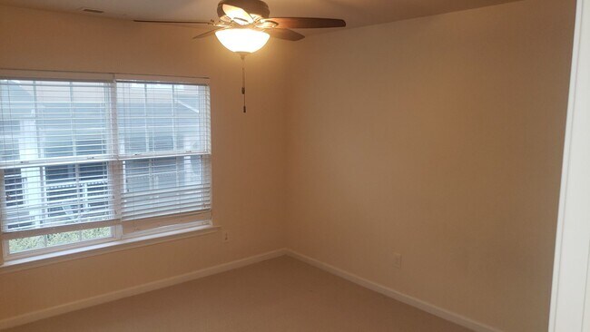 Building Photo - Awesome 2Br 2.5Ba Townhome w/ Bonus Room & Garage!  Available 7/3!