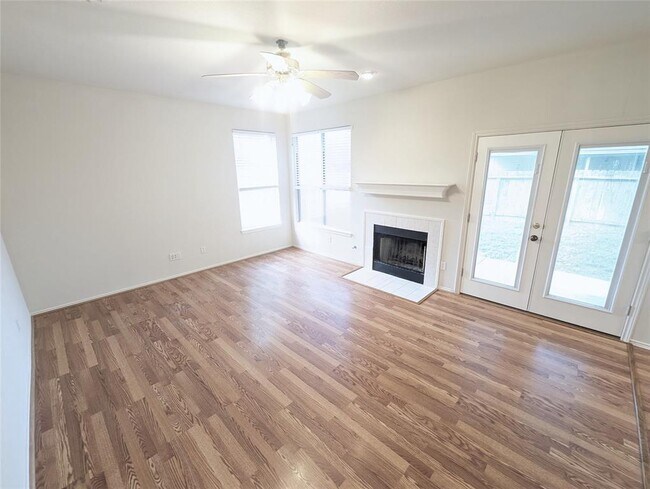 Building Photo - 303 N Carriage Hills Dr