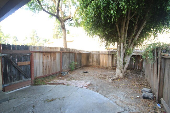 Building Photo - For Rent: Upgraded 3-Bedroom Condo in Todd...