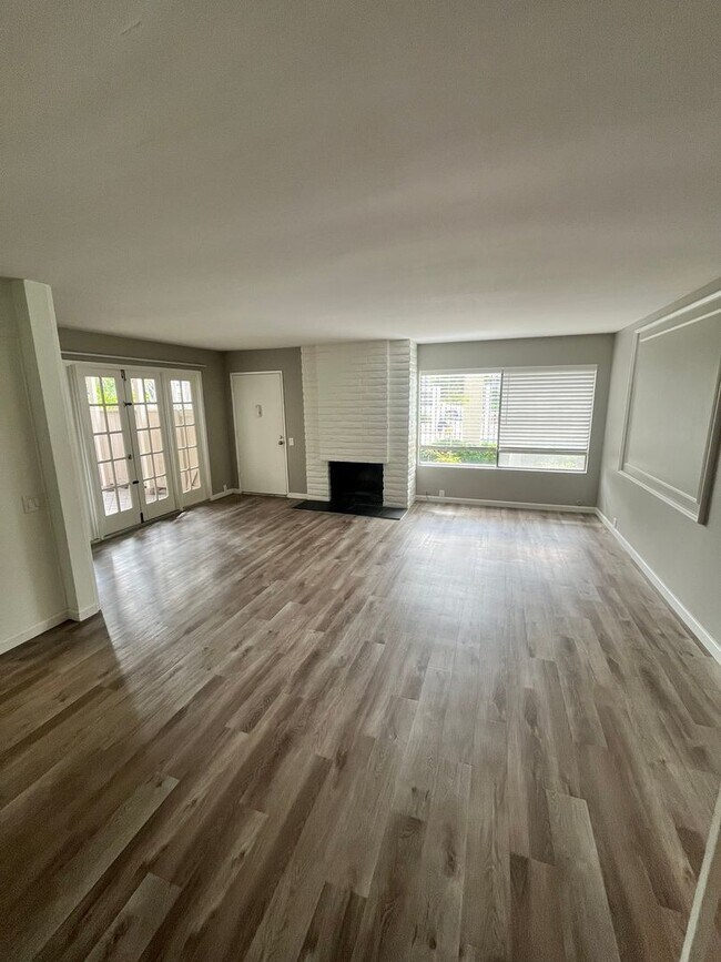 Building Photo - For Rent: 3 Bed, 2.5 Bath Townhome in Univ...