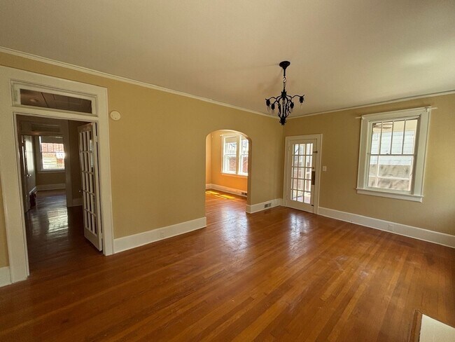 Building Photo - 1103 Parkside Dr