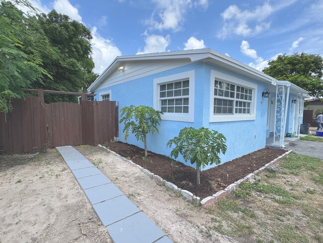 Building Photo - 785 Balfrey Dr S