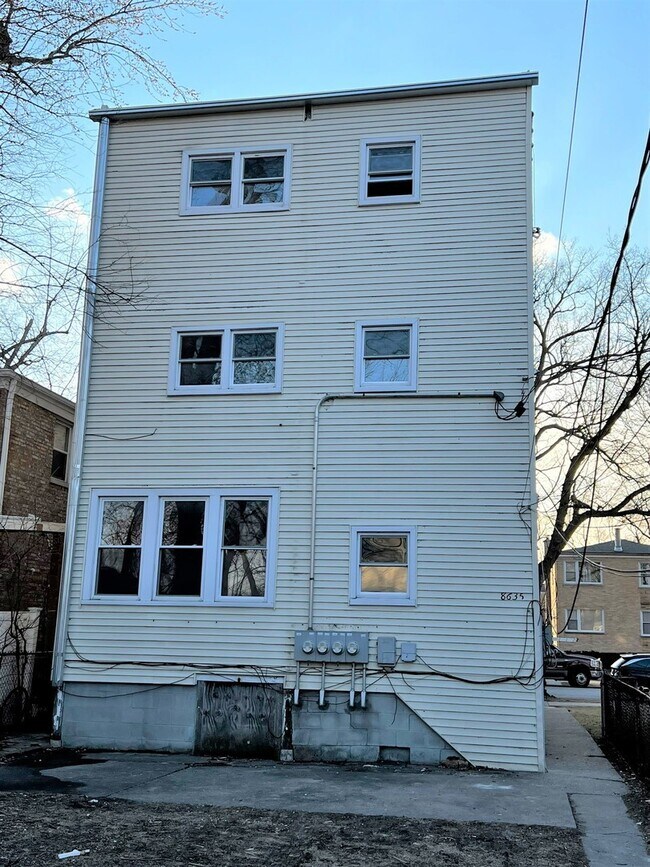 Building Photo - 8635 Trumbull Ave