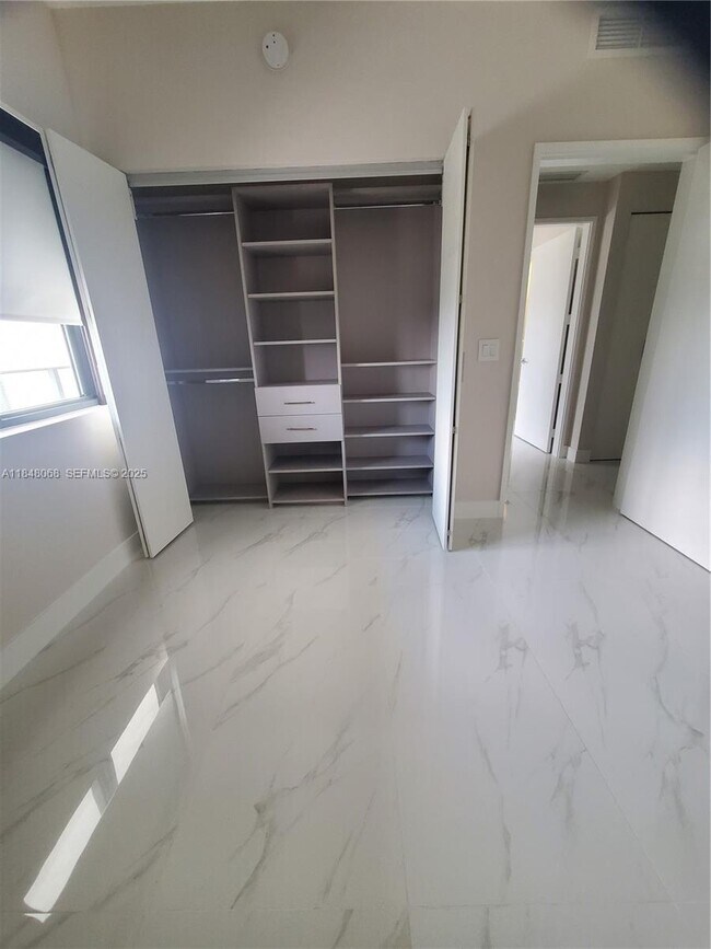 Building Photo - 700 NE 24th St