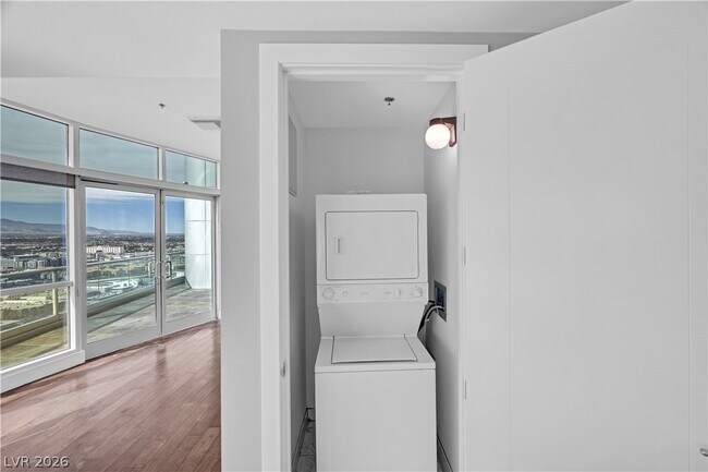 Building Photo - 4525 Dean Martin Dr