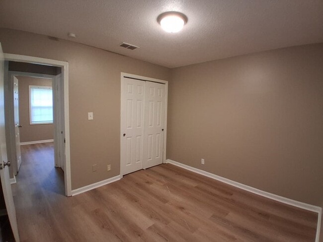 Building Photo - Large Home For Rent!