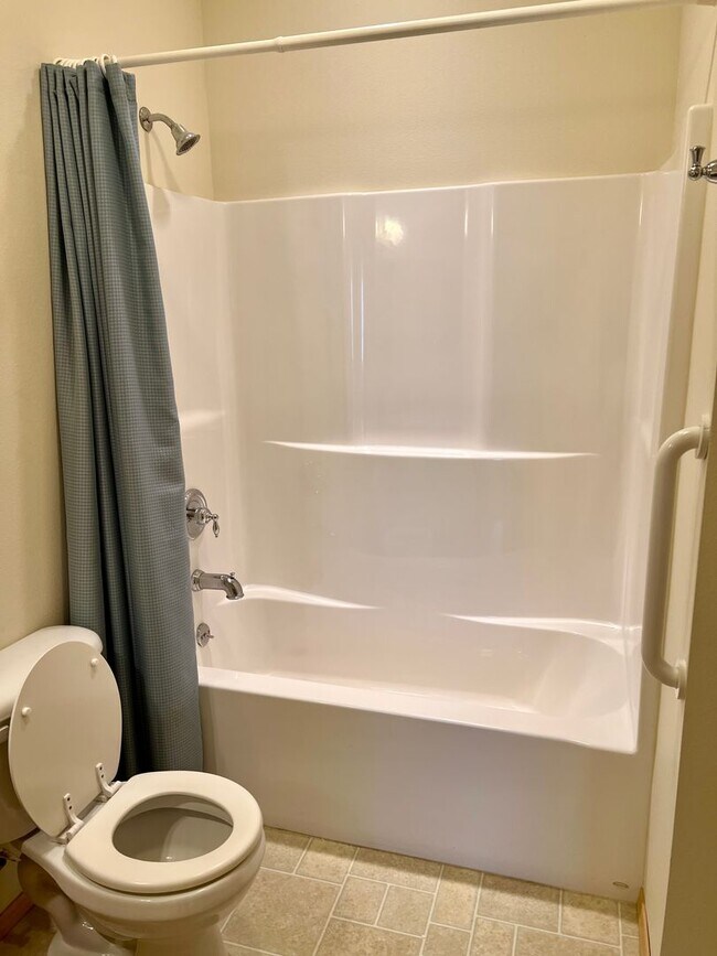 Building Photo - Charming 3 Bed 2 Bath Single Family Home W/ Attached Garage and Private Patio!